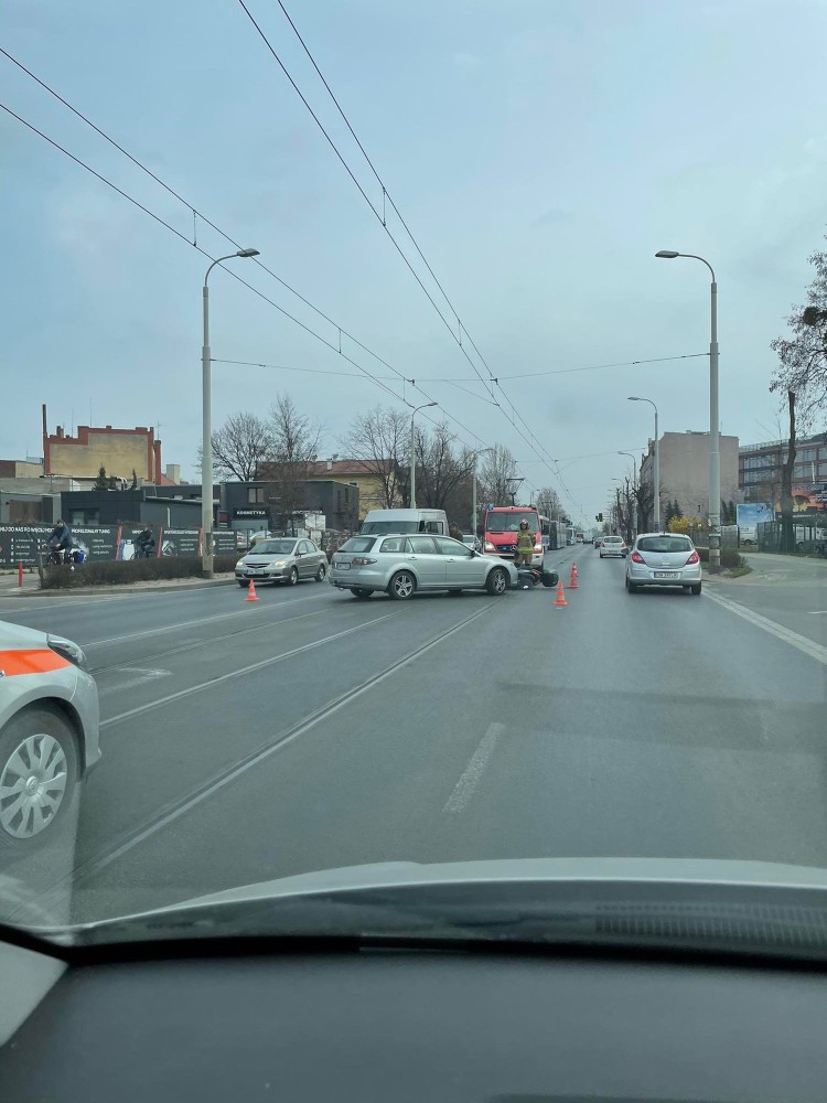 Wypadek skutera i auta na Krakowskiej. Korki w centrum!, Uniwer Auto