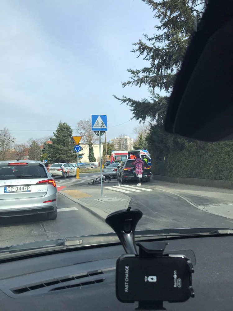 Wrocław: Audi potrąciło rowerzystkę na rondzie na ul. Racławickiej, GK