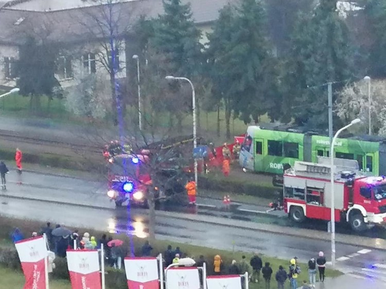 Tragedia na Świeradowskiej. Rowerzysta wjechał pod tramwaj, Zdjęcia dzięki Pomoc Drogowa AUTO-HARD&PIEKARSKI PATROL