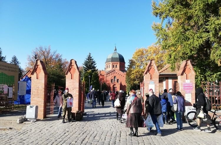 Wrocławianka uwięziona na cmentarzu. Musiała wychodzić po drabinie, Bartosz Senderek