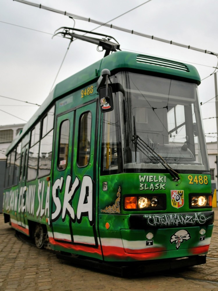 Kibice Śląska Wrocław pomalowali tramwaj i odpalili w nim race [ZDJĘCIA], MPK Wrocław