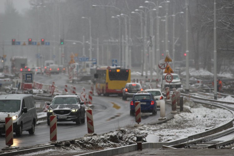 Atak zimy we Wrocławiu. Na drogach jest bardzo ślisko i niebezpiecznie, TuWroclaw