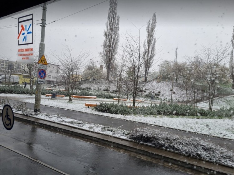 Atak zimy we Wrocławiu. Na drogach jest bardzo ślisko i niebezpiecznie, TuWroclaw