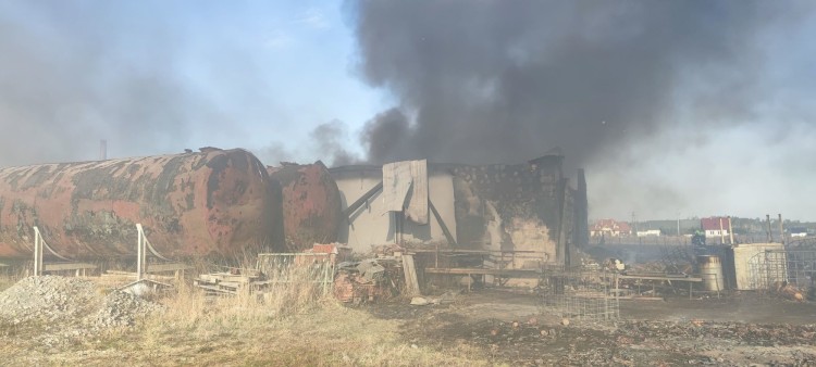 Pożar fabryki zniczy i świec w Bystrzycy pod Oławą [ZDJĘCIA, WIDEO], KPSP Oława