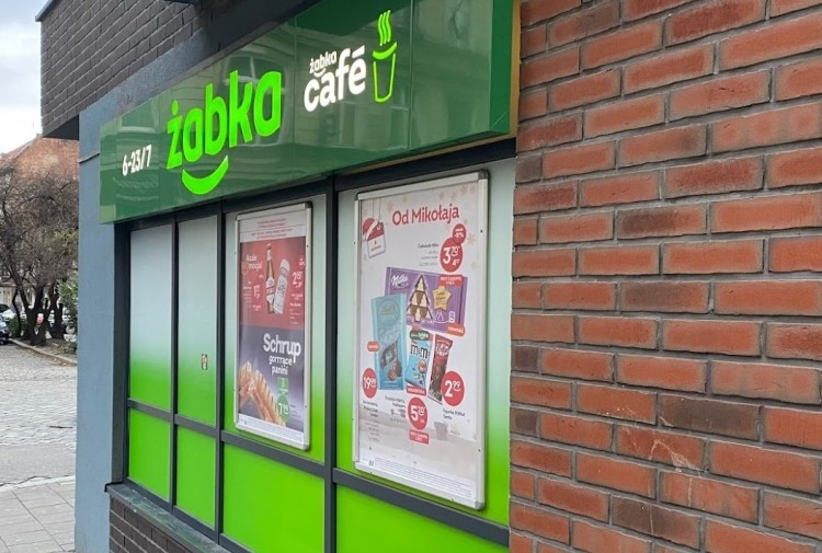 Wrocław: Klient Żabki groził śmiercią pracującym tam Ukrainkom, Google