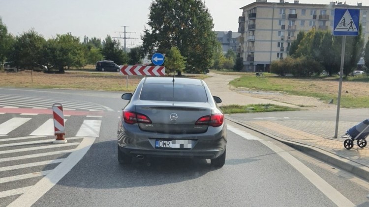Strzeż się tych aut. To nieoznakowane radiowozy policji z radarami, Facebook/Suszą Wrocław i okolice