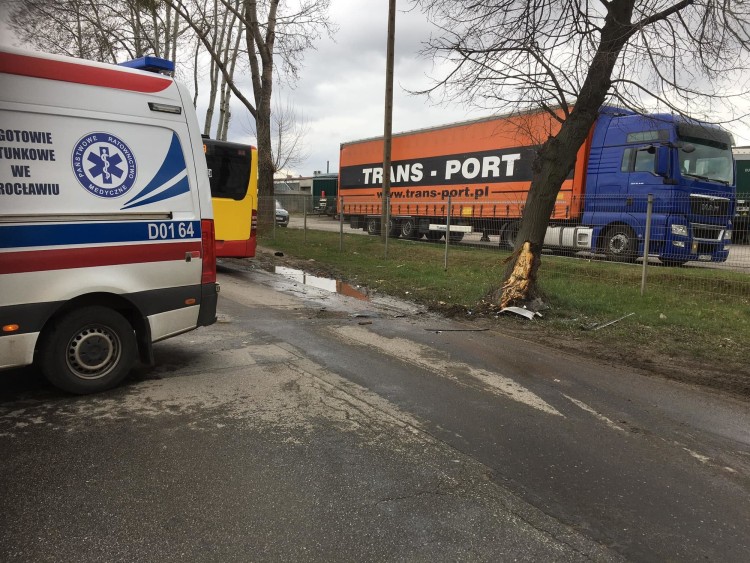 Wrocław: auto skasowane na drzewie. Dwie osoby ranne, Zdjęcia dzięki Pomoc Drogowa AUTO-HARD&PIEKARSKI PATROL