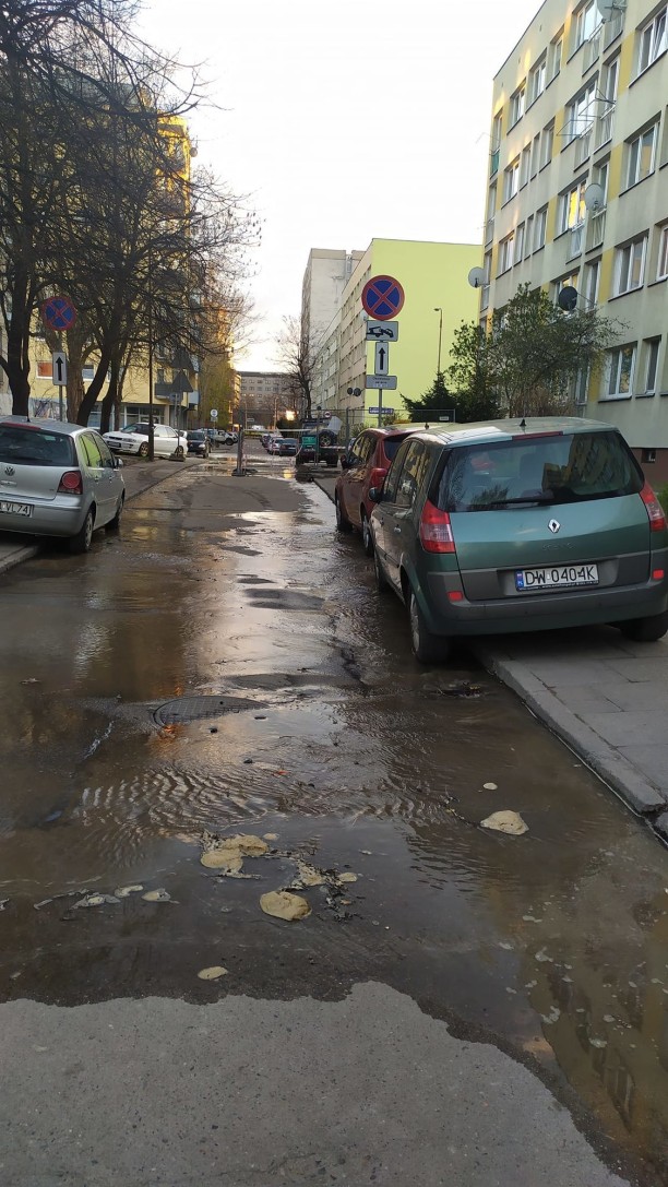 Wrocław: Duża awaria wodociągowa na Szczepinie. Zalana ulica, przyjechał beczkowóz, Joanna Nalewalska