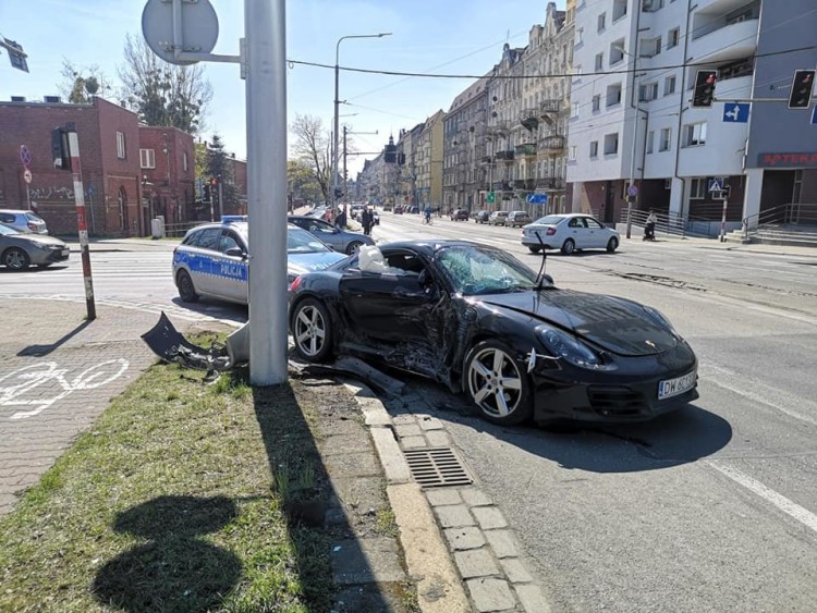 Wrocław: Rozbite porsche na ul. Trzebnickiej. Uderzyło w latarnię po zderzeniu z nissanem [ZDJĘCIA], Zdjęcia dzięki Pomoc Drogowa AUTO-HARD&PIEKARSKI PATROL