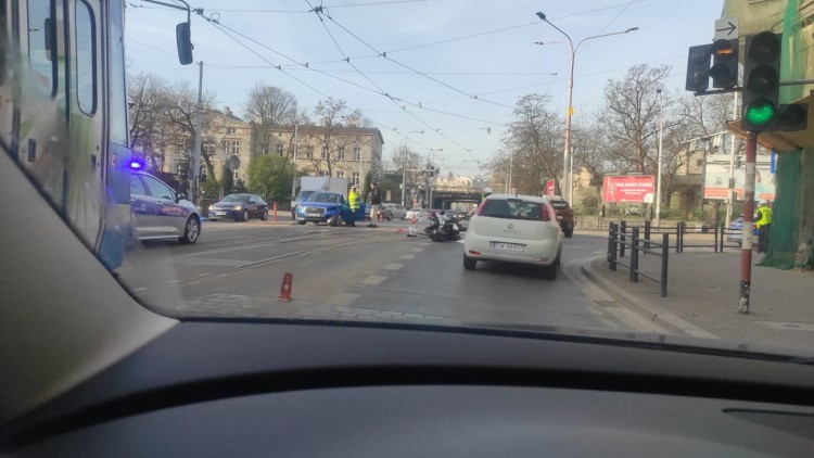 Wrocław:  Wypadek na Pułaskiego. Policyjny motocykl zderzył się z audi, mg