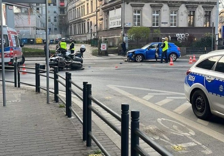 Wrocław:  Wypadek na Pułaskiego. Policyjny motocykl zderzył się z audi, Adrianna Julia Korbel