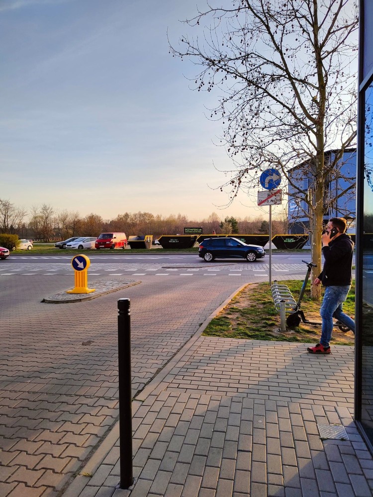 Wrocław: Agresywny rowerzysta dusił kobietę z auta na drodze rowerowej. Nikt jej nie pomógł, red