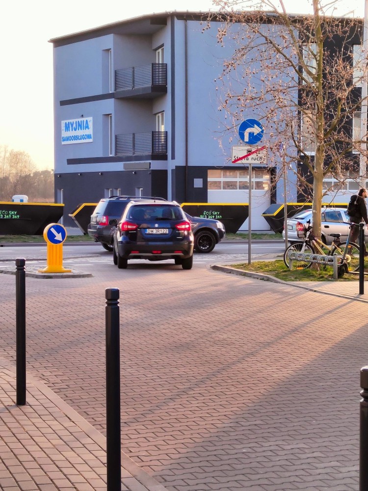 Wrocław: Agresywny rowerzysta dusił kobietę z auta na drodze rowerowej. Nikt jej nie pomógł, red