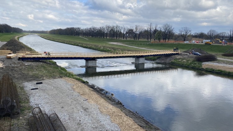 Wrocław: Nad Odrą powstał tymczasowy most, 