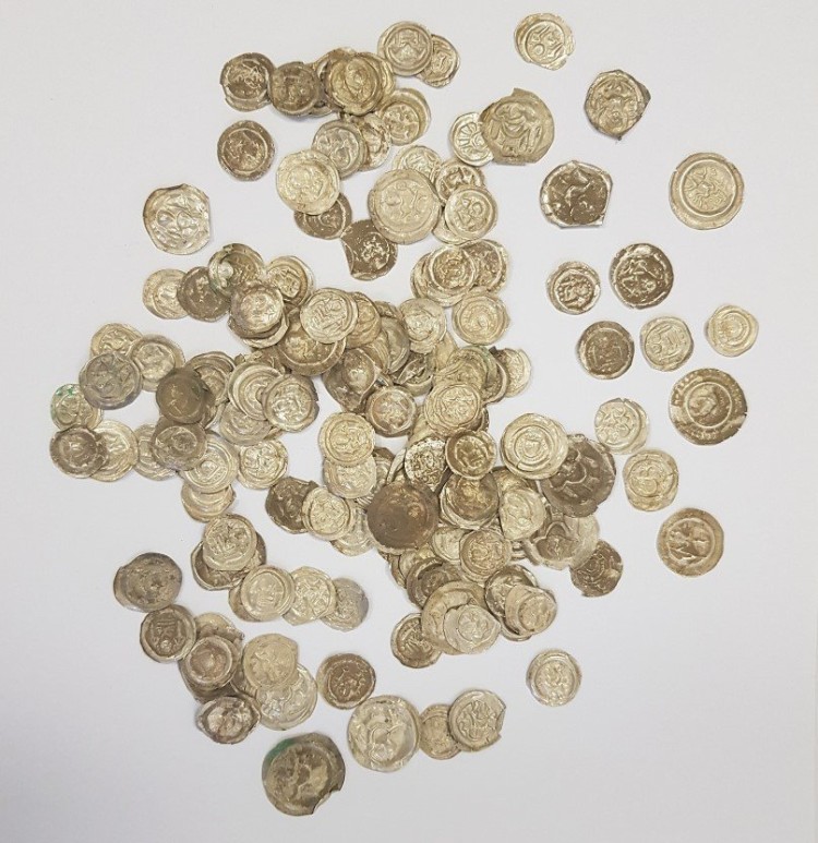 Znaleziono dzban pełen średniowiecznych monet. Takiego skarbu nie odnaleziono tu od co najmniej stu lat, DWKZ