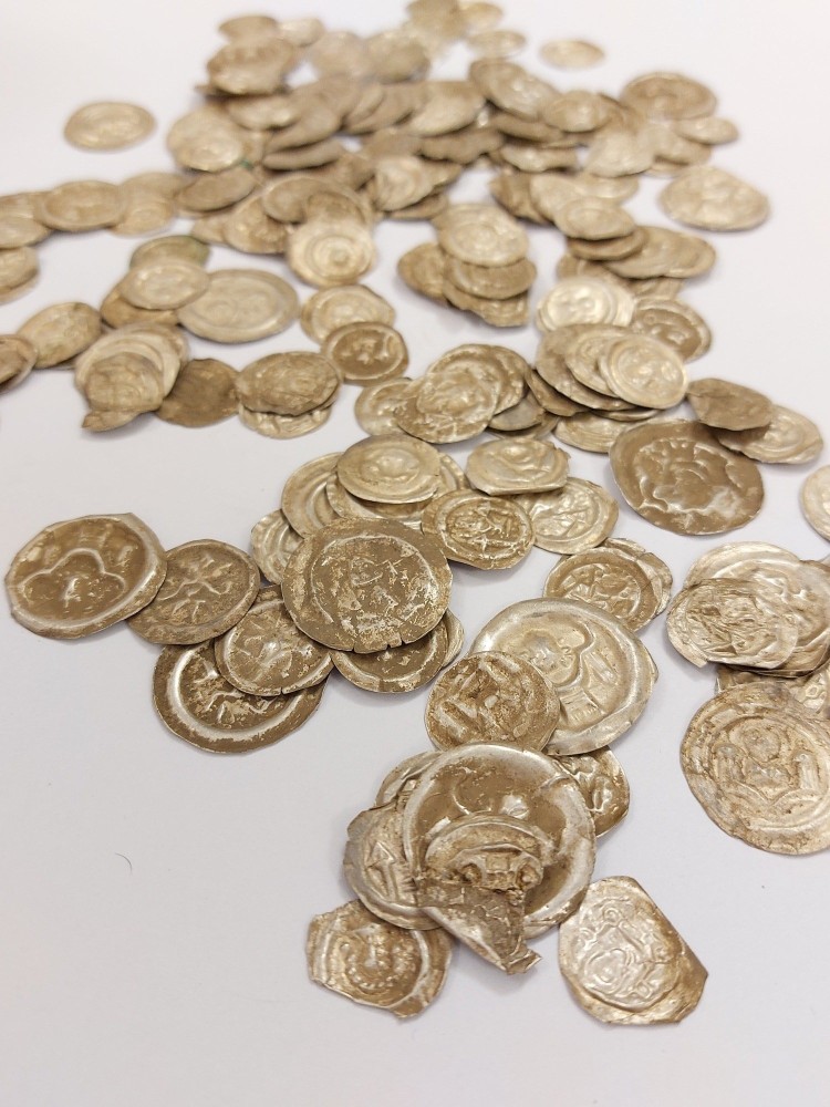 Znaleziono dzban pełen średniowiecznych monet. Takiego skarbu nie odnaleziono tu od co najmniej stu lat, DWKZ