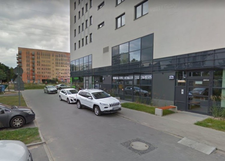 Wrocław: Naga, młoda kobieta znaleziona przed blokiem przy Legnickiej. Zmarła w szpitalu, Google Maps