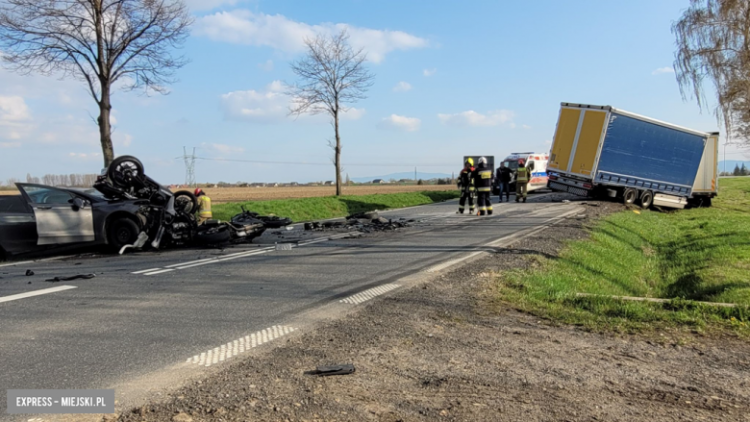 Wypadek na trasie Wrocław-Kłodzko. Cztery pojazdy, trzy osoby ranne, trasa zablokowana, Ewelina Magda / em24.pl