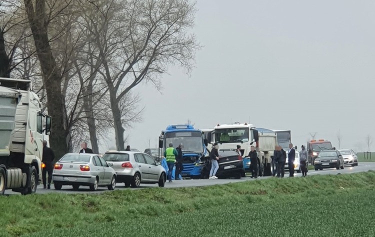 Poważny wypadek na trasie Wrocław-Strzelin. Autobus zderzył się z oplem, Czytelniczka