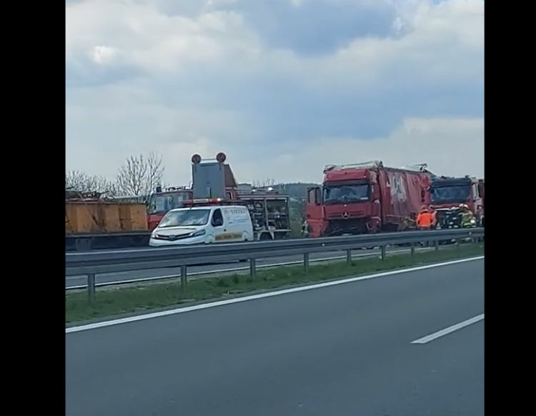Zablokowana autostrada A4 po śmiertelnym wypadku. Zderzyły się 3 ciężarówki, Waciaki