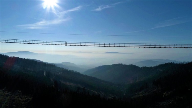 Najdłuższy na świecie wiszący most dla pieszych powstał 150 km od Wrocławia. Otwarcie  Sky Bridge 721 już 13 maja, Resort Dolní Morava