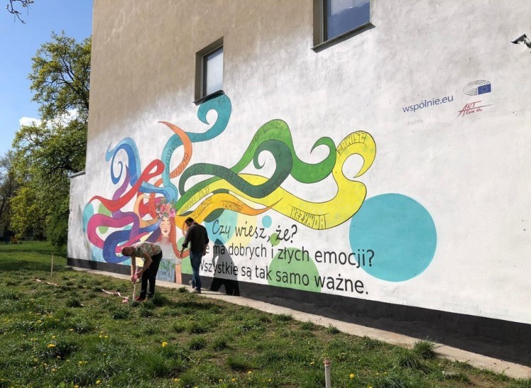 Nowy mural na wrocławskiej kamienicy. Opowiada o emocjach, Biuro Parlamentu Europejskiego we Wrocławiu