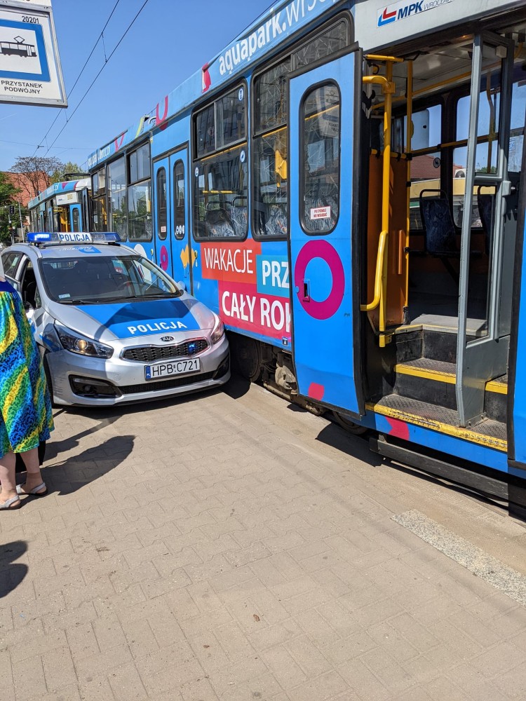 Wrocław: Pościg w centrum miasta. Policyjny radiowóz wjechał w tramwaj, Michał Buczek