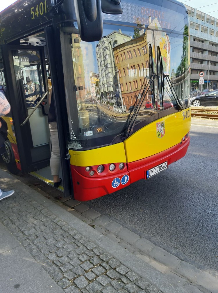 Kierowca autobusu MPK zasłabł, a pojazd jechał dalej, uszkadzając zaparkowane samochody, Jakub Tekliński