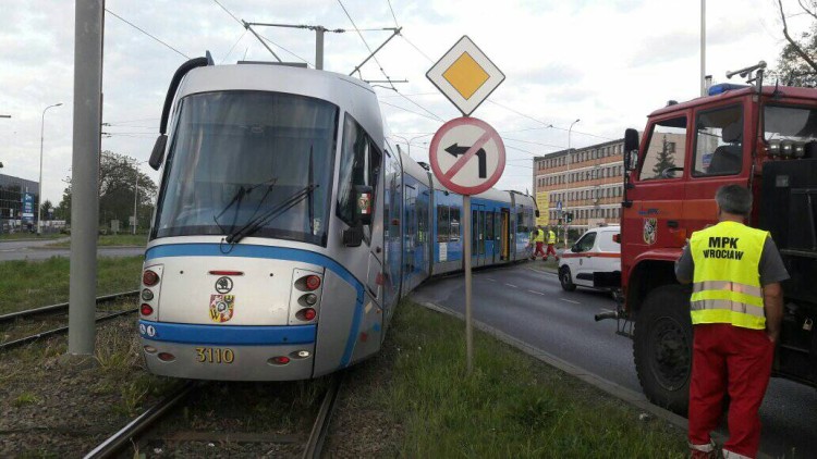 Wrocław: Wykolejenie tramwaju na Tarnogaju. Utrudnienia trwały kilka godzin, Zdjęcia dzięki Pomoc Drogowa AUTO-HARD&PIEKARSKI PATROL