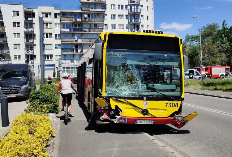 Wrocław: Wypadek autobusu MPK i osobowego fiata na Strzegomskiej [ZDJĘCIA], Kamil Golec