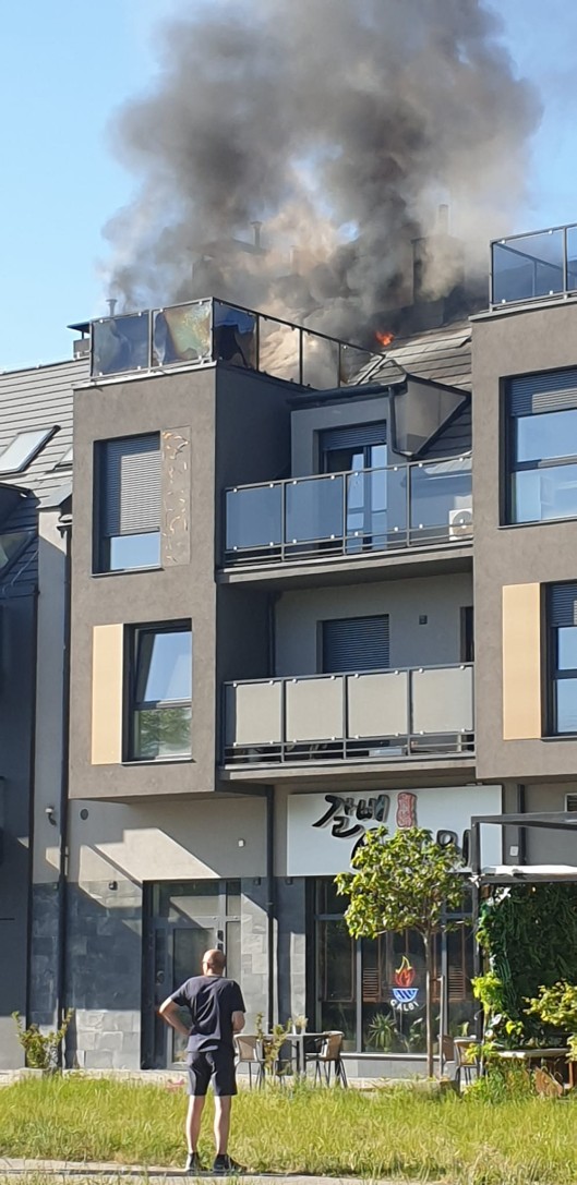 Wrocław: Pożar mieszkania na Ołtaszynie. Jedna osoba poszkodowana, Zdjęcia dzięki Pomoc Drogowa AUTO-HARD&PIEKARSKI PATROL