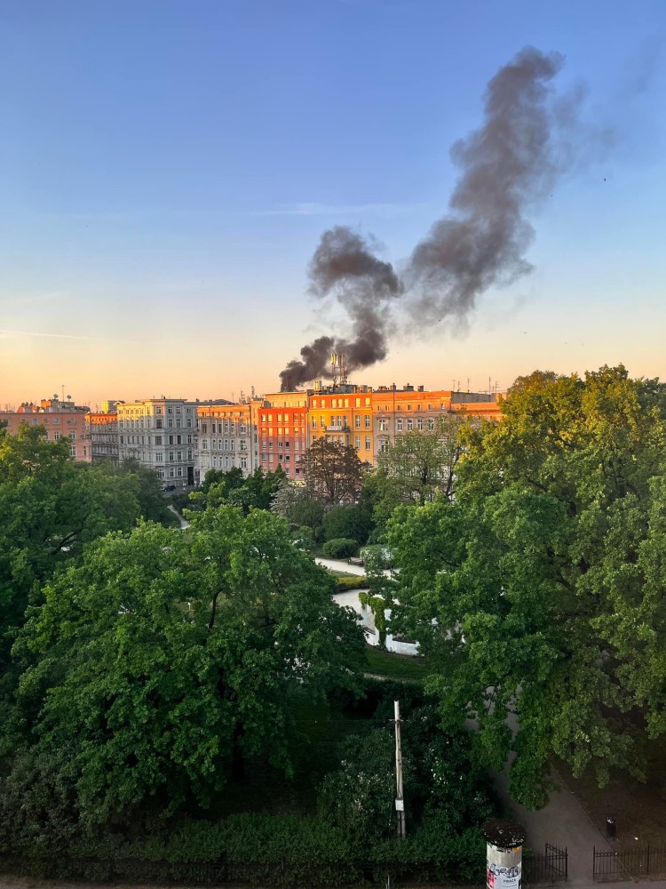 Wrocław: Czarny dym nad miastem. Pożar nowego budynku na Kleczkowie [ZDJĘCIA], Kasper Tochowicz