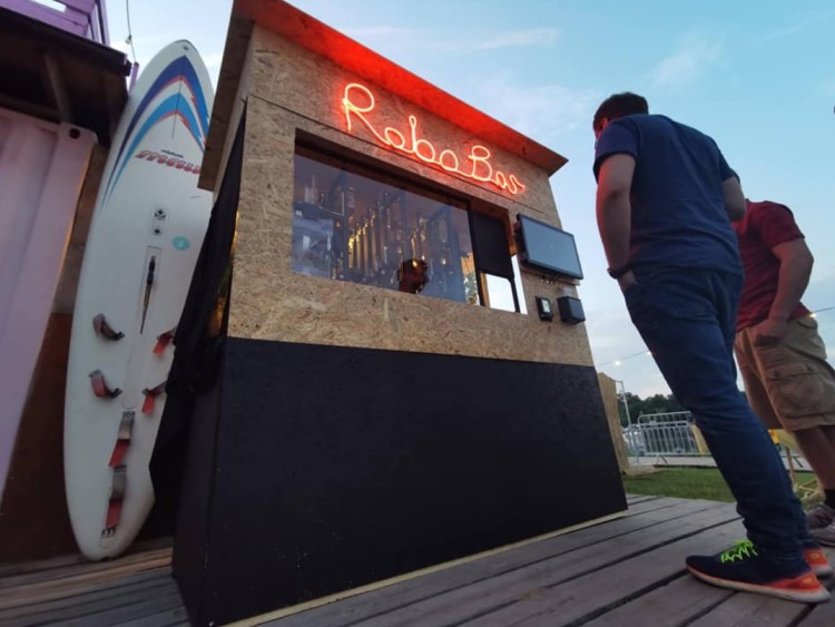 Wrocławianie zbudowali robota do serwowania drinków i piwa, Poley.me