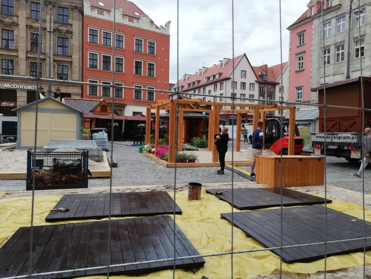 Wrocław: Plaża pod Ratuszem. Na Rynku stawiają Jarmark Świętojański [ZDJĘCIA], mgo