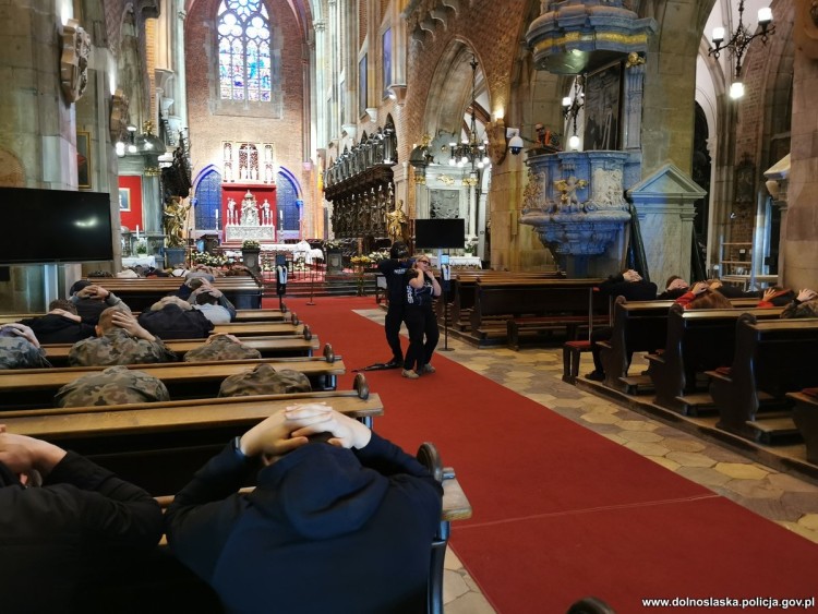 Wrocław: Desperat z bronią, bomba i zakładnicy w katedrze. Antyterroryści szykują się na czerwiec, 