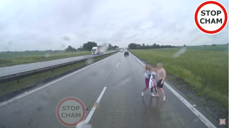 Kłótnia na autostradzie A4. Półnagi mężczyzna szarpał kobietę na jezdni [WIDEO], Stop Cham