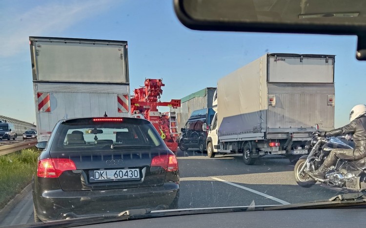 Wypadek na Autostradowej Obwodnicy Wrocławia. Jedna osoba ranna, archiwum