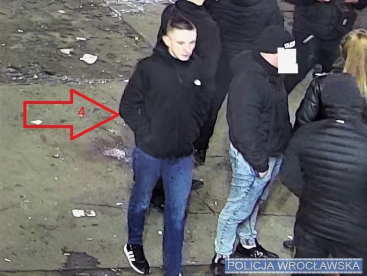 Wrocław: Bójka siedmiu mężczyzn w Pasażu Niepolda. Policja publikuje wizerunek sprawców, KMP Wrocław