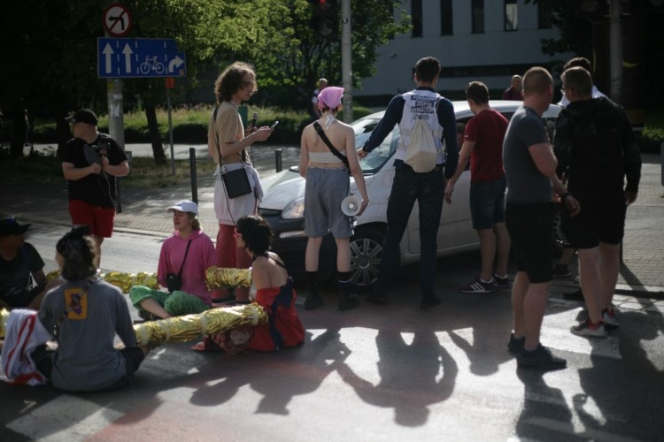 Wrocław: Aktywiści zablokowali ulicę Powstańców Śląskich. Z jezdni ściągała ich policja [ZDJĘCIA], mat. pras.
