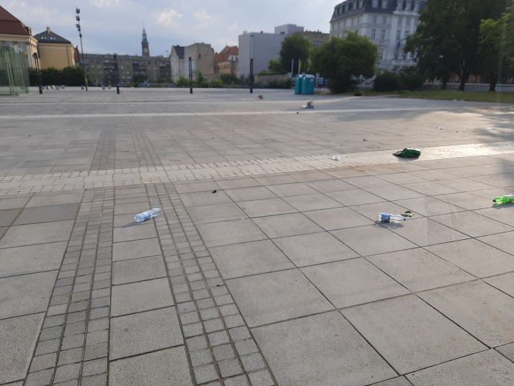 Maratończycy przebiegli w sobotę, ale śmieci wciąż zalegają na ulicach, Czytelnik