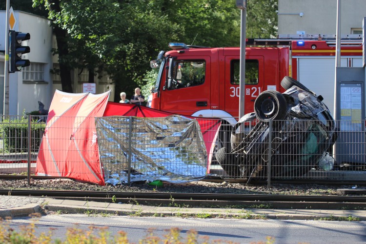 Wrocław: Śmiertelny wypadek na Grabiszyńskiej. BMW uderzyło w przystanek i zabiło człowieka, Jakub Jurek