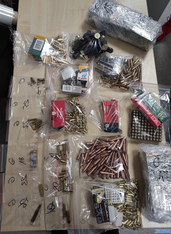 Dolnośląska policja przechwyciła broń palną, 7,5 kg dynamitu, 1000 sztuk amunicji i maczetę, mat. pras.
