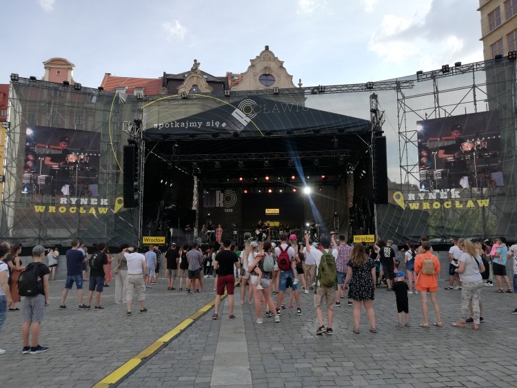 Lato w mieście. Tłumy w centrum Wrocławia [ZDJĘCIA], mgo