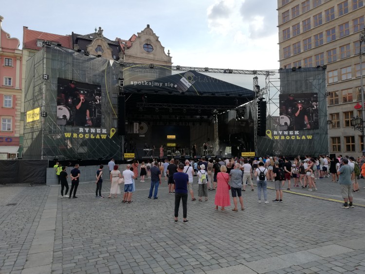Lato w mieście. Tłumy w centrum Wrocławia [ZDJĘCIA], mgo