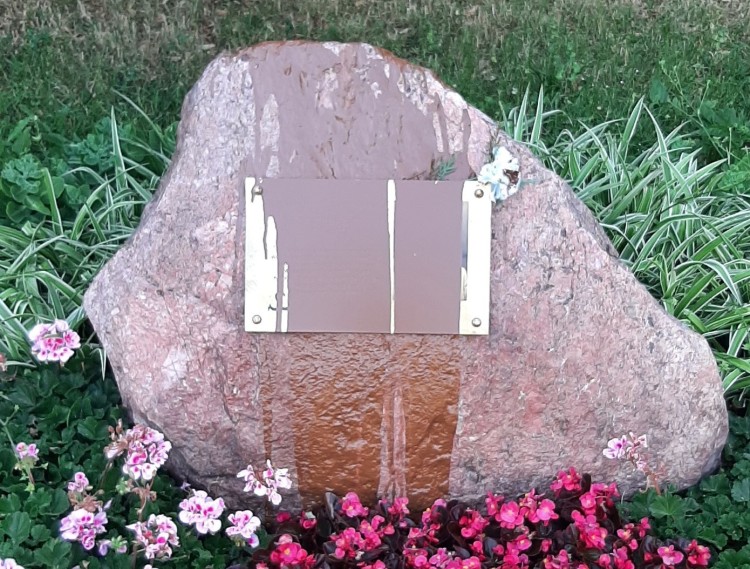 Kamień Morawieckiego oblany brunatną farbą. Policja szuka sprawców, Sebastian Tomala