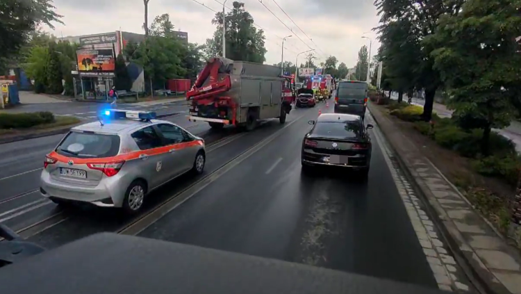 Wypadek na Krakowskiej. W zderzeniu osobówek i tramwaju jedna osoba ranna [ZDJĘCIA], Łukasz Frydrych