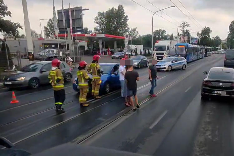 Wypadek na Krakowskiej. W zderzeniu osobówek i tramwaju jedna osoba ranna [ZDJĘCIA], Łukasz Frydrych