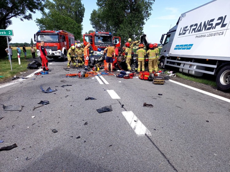 Śmiertelny wypadek na drodze Wrocław - Kudowa. DK8 zablokowana na wiele godzin, OSP Łagiewniki