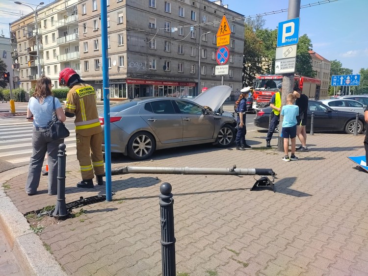 Wrocław: Dwa auta zderzyły się w rejonie Dworca Głównego. Jedno wpadło na chodnik [ZDJĘCIA], Pomoc Drogowa AUTO-HARD
