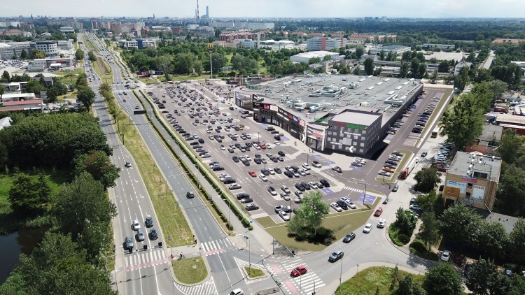 Przy północnym wjeździe do Wrocławia nie ma gdzie parkować. Na rozwiązanie poczekamy, mat. pras.